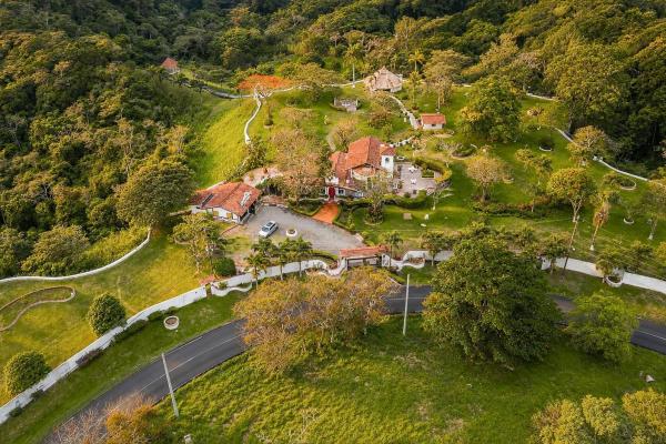 Venta de residencia tipo hacienda con ríos y senderos vía al valle de antón