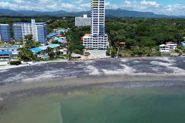 Apartamento frente al mar en coronado bay: dos estudios fusionados