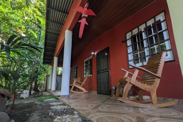 Se vende casa con casa de huéspedes y amplio terreno.
