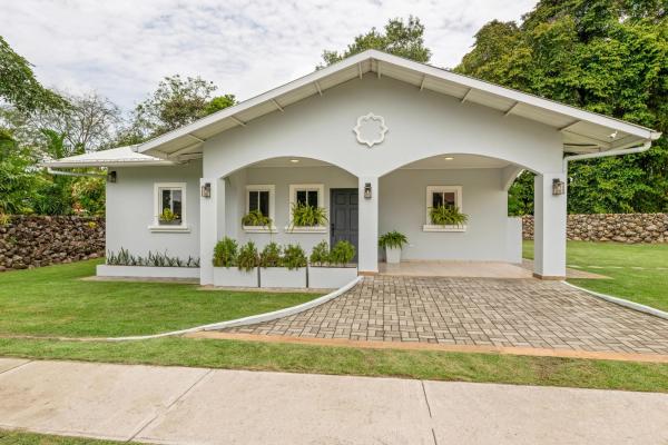 Casa con piscina de agua salada en dolega panamá