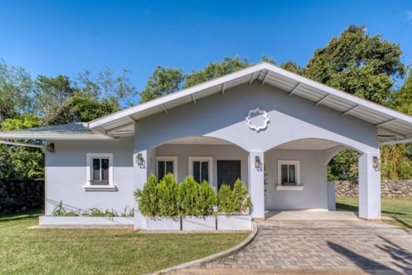 Casa con piscina de agua salada en dolega panamá