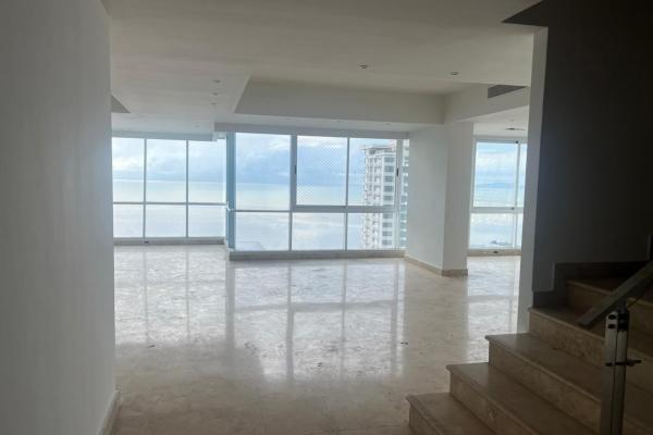Banco vende penthouse en ph titanium