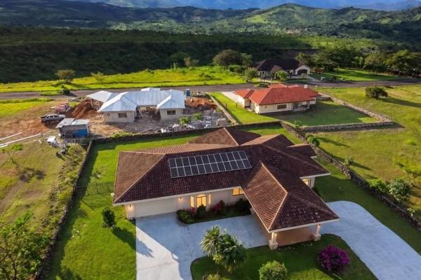 Casa de tres habitaciones en venta en alto boquete
