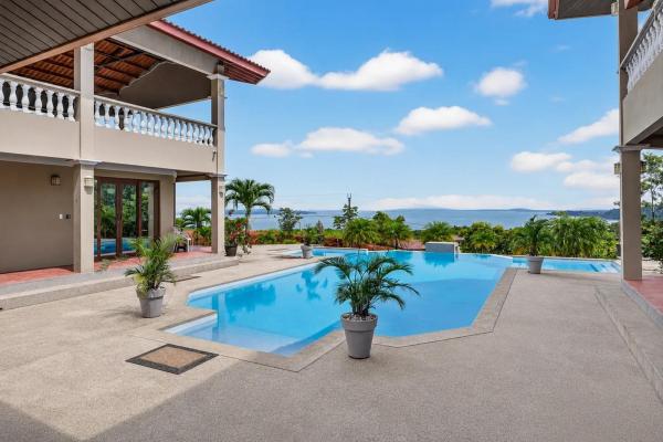 Ocean view villa with 6 apartments and pool