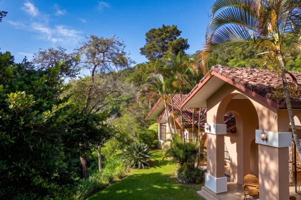 Two villas with 6 bedrooms and mountain views