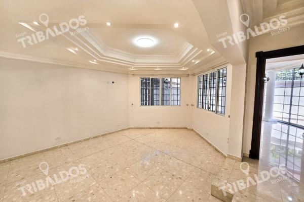 Venta de amplia casa en altos de panama con piscina propia por debajo de avaluo