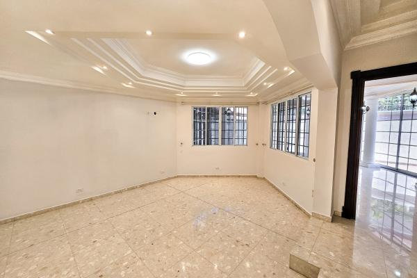 Venta de amplia casa en altos de panama con piscina propia por debajo de avaluo