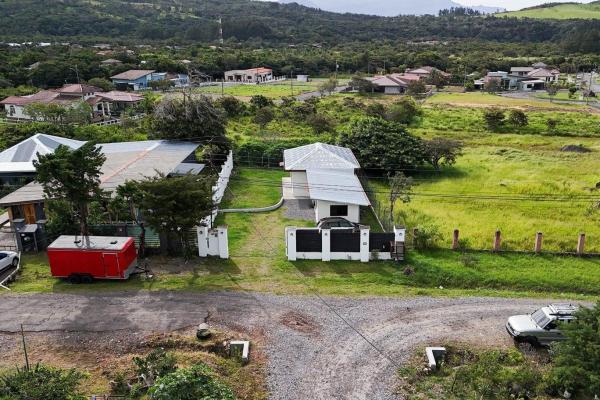 Alto boquete home with studio & fenced yard