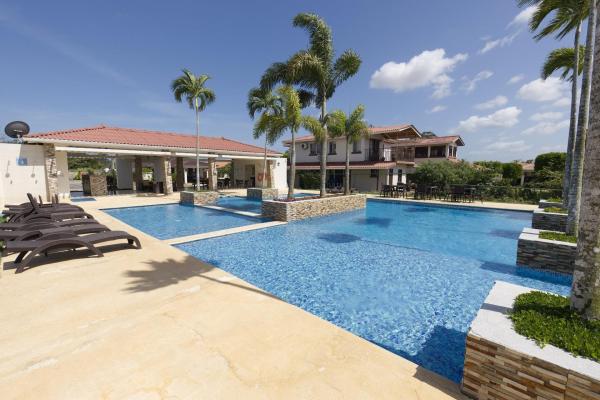 Casa de dos niveles en venta en ph spring hills costa verde la chorrera