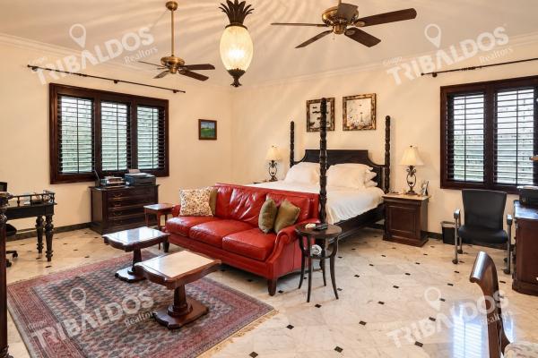 Venta de casa de 2 niveles en altos del golf