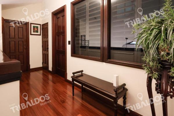 Venta de casa de 2 niveles en altos del golf