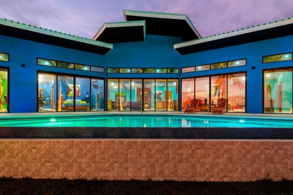 Casa exclusiva frente al mar en playa la barqueta chiriquí