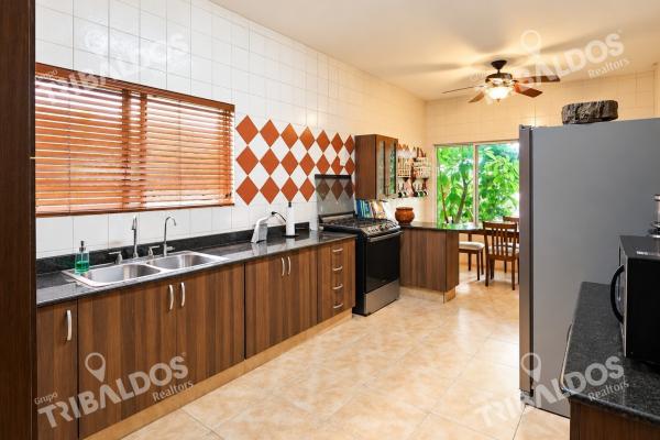 Sale of 2 houses in 1 in costa del este