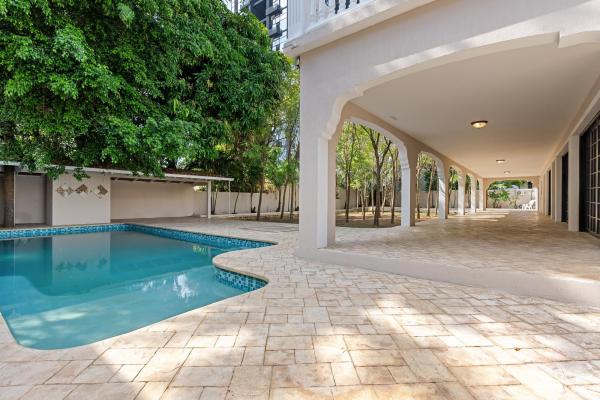 Mansion in golf heights