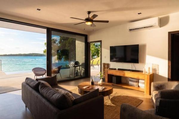 Casa frente a la playa con casita y piscina en hermosa bay