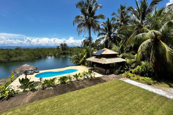 Hermosa villa frente al agua con muelle privado en sunset point, isla colón
