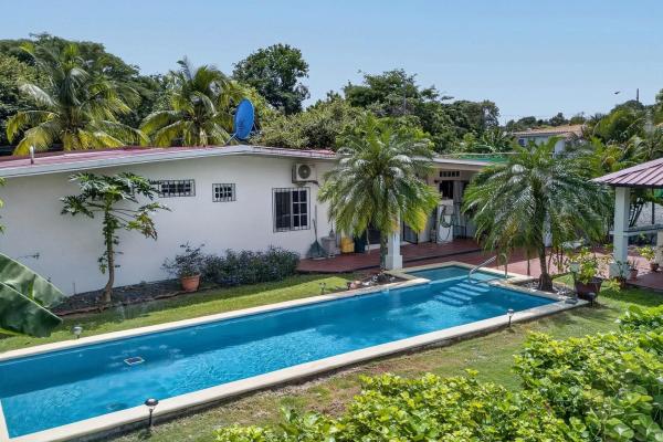 Amplia casa con piscina y apartamento para invitados