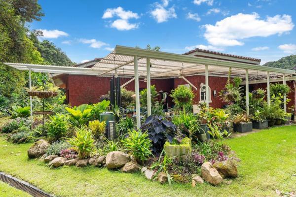 Elegante casa estilo colonial en valle escondido boquete