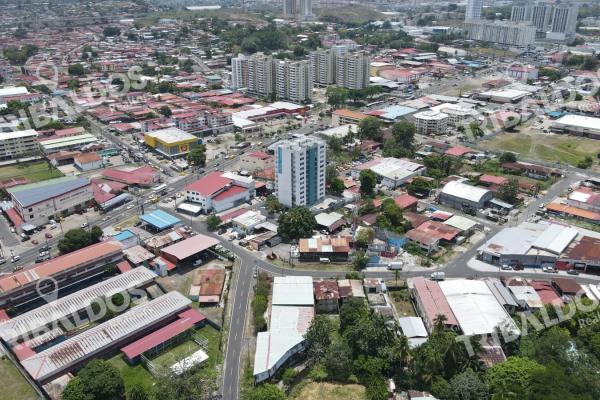 Se vende terreno/galera en parque lefevre