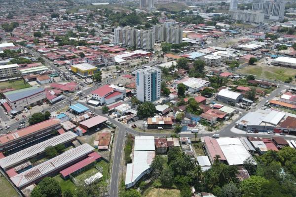 Terreno/galera en parque lefevre