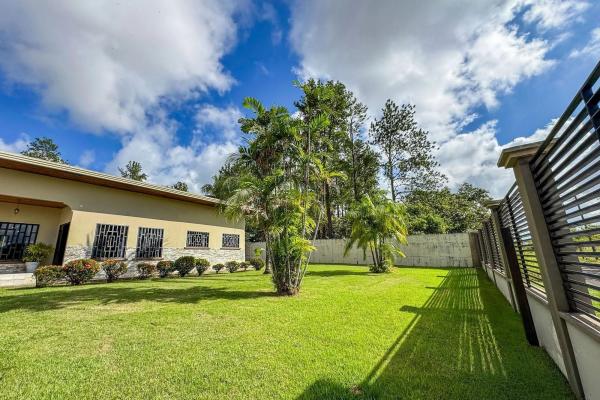 Casa con piscina en lote de 2.239 m²