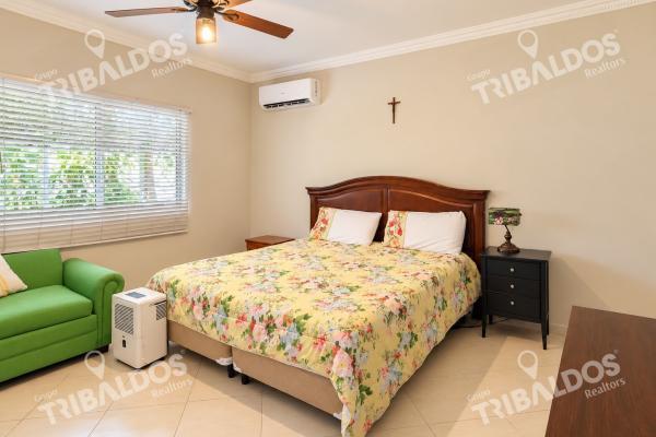 Sale of 2 houses in 1 in costa del este