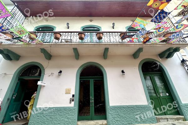 Venta o alquiler de apartamento amoblado en ph casa mendez, casco antiguo