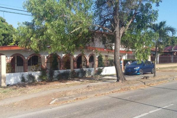 Se vende propiedad de 8 habitaciones con zonificación comercial.