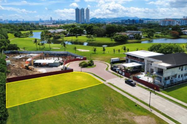 Exclusive residential lot for sale in peninsula