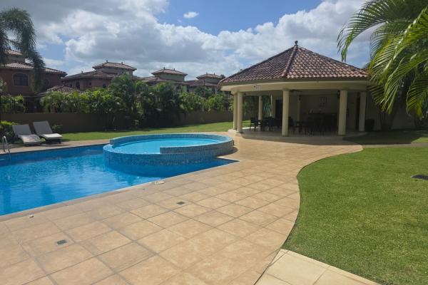 Vendo casa en exclusivo complejo el doral, costa sur