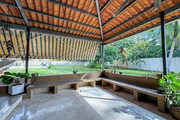 Casa con piscina en lote de 2.239 m²