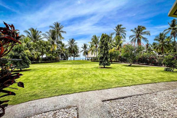 Casa junto a la playa con paneles solares en las lajas
