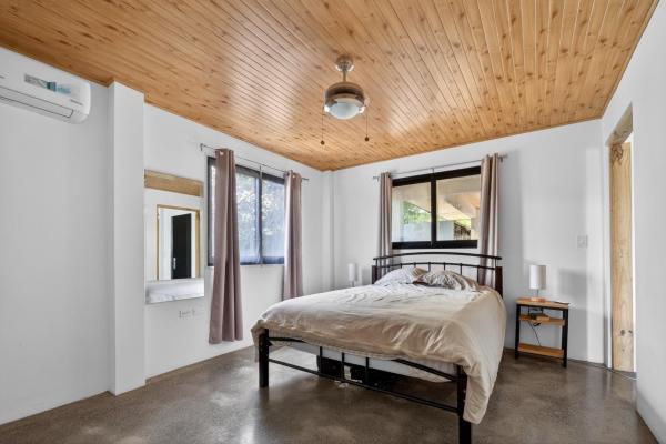 Turnkey ocean-view luxury villa in sea view hills