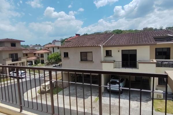 Vendo townhome en embassy club para inversionistas. generando renta.