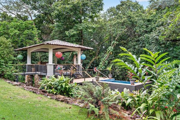 Finca ribereña con dos casas en 3,14 acres.