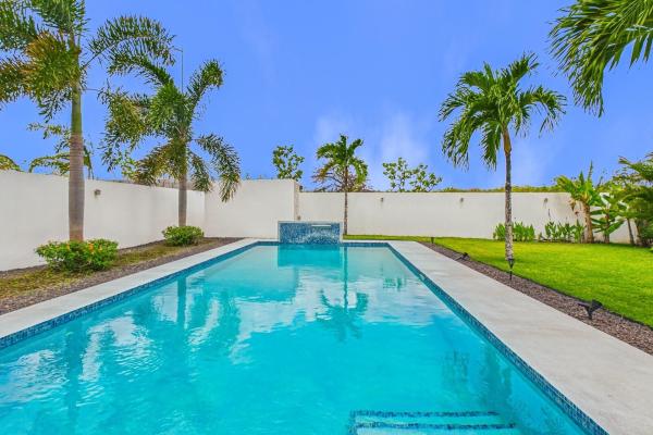 Beautiful modern 2 bdrm home with pool