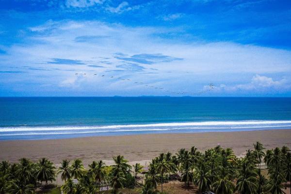 Casa junto a la playa con paneles solares en las lajas