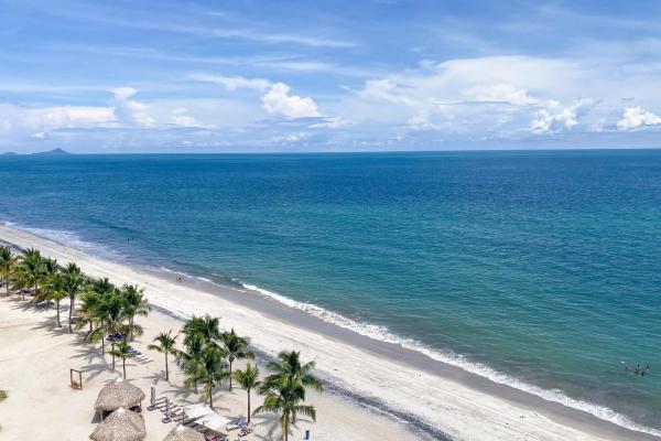 Condominio frente al mar en playa caracol panamá