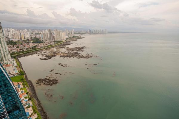 Apartamento amueblado de 2 dormitorios más estudio con vistas al mar.