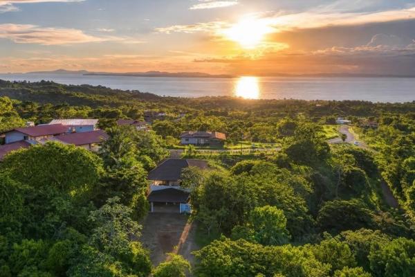 Turnkey ocean-view luxury villa in sea view hills