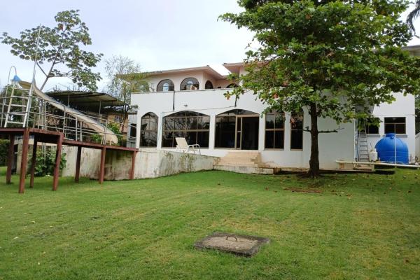 Se vende o se alquila elegante casa de dos pisos