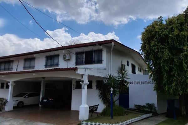 House in la loma with a large patio