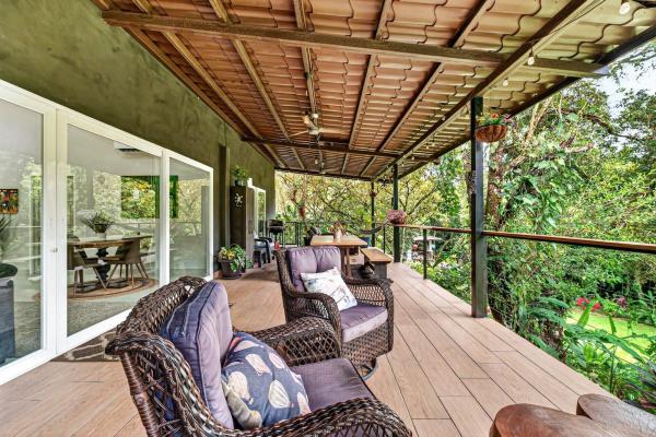 Finca ribereña con dos casas en 3,14 acres.