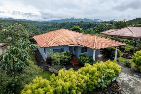 Encantadora casa con vista al cañón en brisas boquetanas