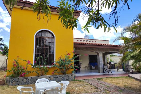 Amplia casa amoblada con piscina privada en coloncito – cerca de coronado