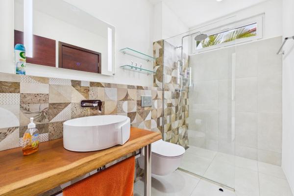 Hermosa casa moderna de 2 dormitorios con piscina