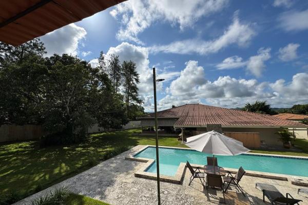 Casa con piscina en lote de 2.239 m²