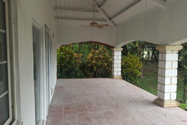 Península with house and ocean access