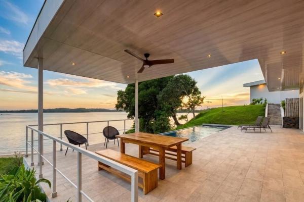 Casa frente a la playa con casita y piscina en hermosa bay