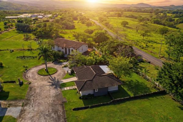 Modern furnished 2-bedroom home in boquete